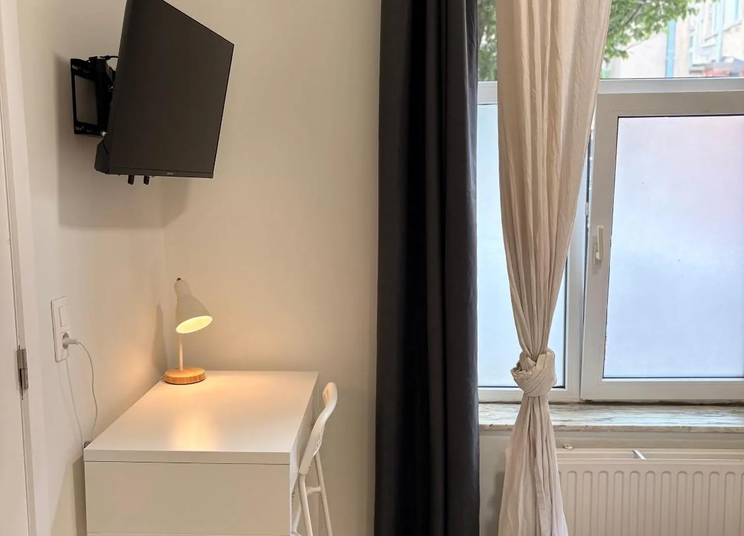 Fully Renovated Studio Near Brussels Centre & Midi דירה