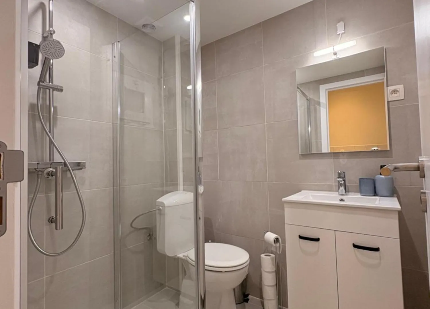 Fully Renovated Studio Near Brussels Centre & Midi Apartment